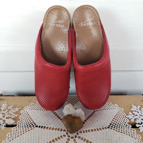 ⚘AvaiLable⚘inQuire!⚘RED Dansko Pro Sonja Perforated Honey Clogs Brass Studs Boho - Picture 5 of 13